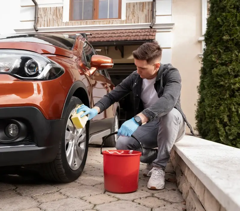Lavage auto à domicile Saint-Front-la-Rivière : professionnel intervenant sur un véhicule